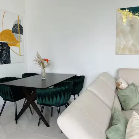 Luxury 2br Center 360 With Pool, Gym, Sauna *