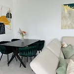 Luxury 2br Center 360 With Pool, Gym, Sauna *