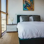 Apartment Luxury 2br Center 360 With Pool, Gym, Sauna *