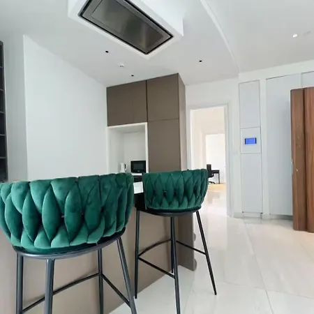 Apartment Luxury 2br Center 360 With Pool, Gym, Sauna *