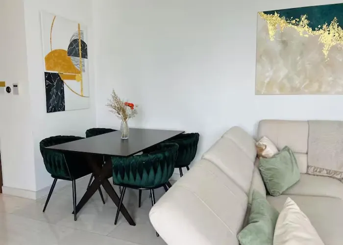 Luxury 2br Center 360 With Pool, Gym, Sauna *